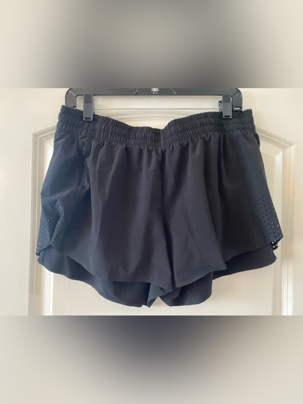 Athleta Black Hustle 3" Shorts / Size L / NWOT